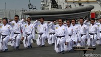 Selain simulasi penyelamatan dari teror, para prajurit TNI AL juga turut menampilkan beragam bakat lainnya.