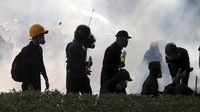 Suplemen itu pun didistribusikan secara rahasia kepada para demonstran melalui relawan maupun pekerja sosial. Dengan mengonsumsi suplemen tersebut para demonstran yang kerap mendapat serangan gas air mata dapat mengantisipasi dan mengurangi dampak dari gas air mata tersebut yang dapat membahayakan tubuh. Kin Cheung/AP Photo.