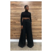 Salah satu gaya andalan Lashana Lynch: all black. Crop top yang mengekspos perut ratanya menjadikan gaya berwarna polos tersebut tetap menarik. (Foto: Instagram/@lashanalynch)