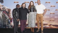 Menjadi wanita satu-satunya di antara Dwayne Johnson, Jack Black dan Kevin Hart, tentunya membuat Karen Gillan selalu jadi sorotan. Sebastian Reuter/Getty Images for Sony Pictures