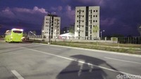 Perkampungan atlet berada satu kompleks dengan fasilitas lainnya, seperti stadion atletik berkapasitas 20 ribu kursi, aquatik center, serta taman nasional seluas 1,4 km.