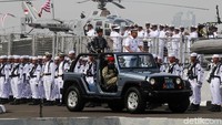 Selain kapal perang, sejumlah helikoter juga dihadirkan dalam upacara Hari Armada RI.