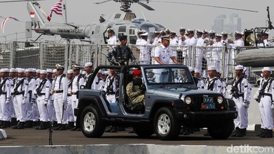 Wakasal Pimpin Upacara Hari Armada di Depan Kapal Perang