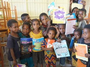 Mendaki Gunung Lewati Lembah demi Antar Buku ke Anak Pedalaman Papua