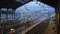 Suasana di Stasiun kereta Lyon Perrache nampak sepi dari hilir mudik warga maupun pekerja, Kamis (5/12/2019). Kondisi itu terjadi karena aksi mogok massal tengah berlangsung di kawasan Prancis. Laurent Cipriani/AP Photo.
