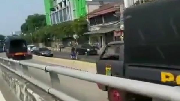 Viral Truk Brimob Lawan Arah di Busway, Polda Metro: Ada Kepentingan Tugas