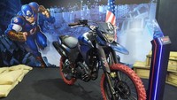 Captain America, motor ini merupakan basis Yamaha Lander 250, sebuah motor yang bertarung di segmen moto-adventure lightweight atau berkapasitas mesin 250. Selain logo huruf A pada bagian kepala. Ubahan kental dengan warna biru hitam, namun juga warna merah yang digunakan pada bagian ban layaknya sepatu pada Captain America. Foto: G1 Globo
