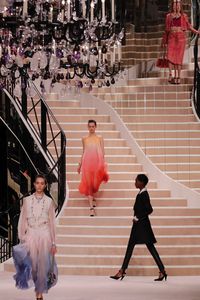 Chanel Pamer Koleksi Terbaru, Catwalk Digarap Sutradara Pemenang Oscar