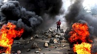 Konflik terjadi di antara dua suku besar di sana yaitu Hutu dan Tutsi yang saling berebut kekuasaan. Perebutan ini sampai berujung pada pembantaian. (CNN)