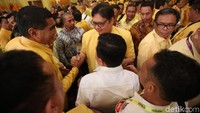 Airlangga mendapat ucapan selamat.