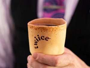 Minum Kopi di Pesawat Ini, Gelasnya Juga Bisa Dimakan