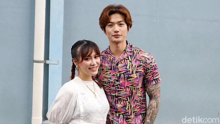 Lee Jeong Hoon dan istri saat ditemui di studio Trans TV.