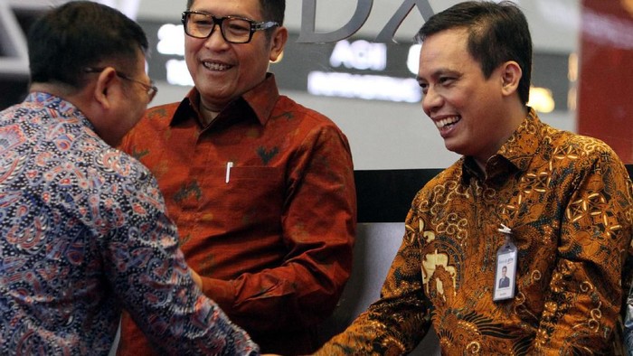 Direktur Finance, Planning & Treasury  PT Bank Tabungan Negara (Persero) Tbk  Nixon LP Napitupulu  (kedua dari kanan) dan  Direktur Utama PT SMF  Ananta Wiyogo (ketiga dari kiri) bersama dengan Direktur Pelaksanaan Pembiayaan Perumahan Kementerian PUPR Adang Sutara, Senior EVP Direktorat Treasury And Global Services Bank BRI Listiarini Dewajanti dan Direktur Pengelolaan Investasi OJK, Halim Haryono serta Komisaris Utama SMF Iskandar Saleh meresmikan pencatatan EBA- SP SMF BTN 05 di Bursa Efek Indonesia, Jakarta Rabu (4/12). Adapun nilai total EBA-SP sebagai instrumen hasil sekuritisasi dan tagihan KPR yang diperdagangkan senilai Rp 2 Triliun. Dengan tercatatnya EBA-SP SMF BTN 05 yang meraih rating id AAA dan sangat diminati pasar tersebut, maka Bank BTN telah tercatat 12 kali melakukan transaksi sekuritisasi dengan total nilai EBA mencapai sebesar Rp 11,65 triliun.