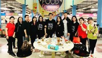 Jalan-jalan seru, Rob dan keluarga besarnya mencoba beberapa makanan yang terdapat di dalam salah satu pasar modern. Foto: Instagram @elizabethkardinal