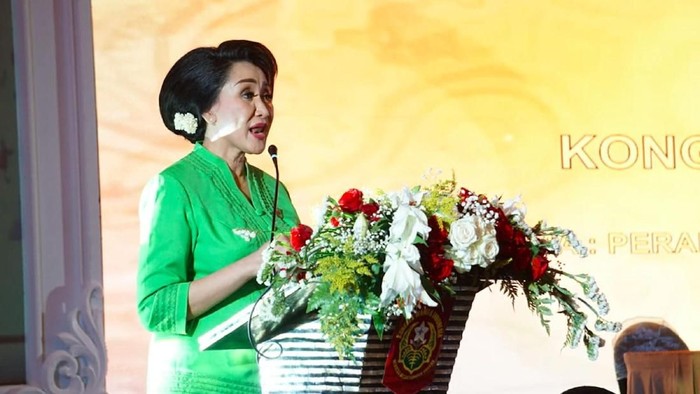 TERPILIH KEMBALI MENJADI KETUM KOWANI 

Calon petahana Ketua Umum Kongres Wanita Indonesia (Kowani) Giwo Rubianto Wiyogo (tengah) foto bersama organisasi perempuan se-Indonesia usai terpilih kembali menjadi Ketua Umum organisasi federasi yang menaungi puluhan organisasi perempuan untuk periode 2019-2024 saat Kongres ke-25 Kowani di Jakarta, Rabu (4/12/2019). Kongres Kowani tersebut diikuti 83 organisasi perempuan berasal dari 20 provinsi, namun yang memberikan hak suara hanya 77 organisasi. Giwo unggul dengan raihan 441 suara, mengalahkan calon lainnya, yakni Ini Jafar Hafsah yang meraih 254 suara. Foto : Dwi Pambudo/Rakyat Merdeka