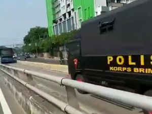 Video Truk Brimob Terobos Busway dan Lawan Arus