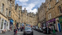 Cockburn Street, Edinburgh, Skotlandia diapit oleh gedung-gedung bergaya Victoria. Walau jalanannya berkelok curam dan menurun, namun masih banyak orang yng menikmati arsitektur yang dihadirkan gedung-gedung di jalanan ini. (iStock)