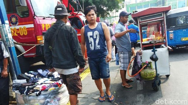 Miris! PKL di Tanah Abang Jualan di Guiding Block-Halangi Jalur Damkar