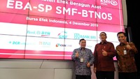 Direktur Finance, Planning & Treasury PT Bank Tabungan Negara (Persero) Tbk Nixon LP Napitupulu dan Direktur Utama PT SMF Ananta Wiyogo bersama dengan Direktur Pelaksanaan Pembiayaan Perumahan Kementerian PUPR Adang Sutara, Senior EVP Direktorat Treasury And Global Services Bank BRI Listiarini Dewajanti dan Direktur Pengelolaan Investasi OJK, Halim Haryono serta Komisaris Utama SMF Iskandar Saleh meresmikan pencatatan EBA- SP SMF BTN 05 di Bursa Efek Indonesia, Jakarta. Foto: dok. Bank BTN