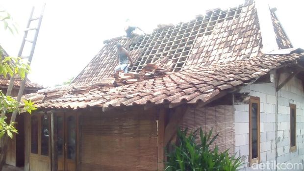 Sebagian besar rumah rusak pada bagian atapnya. 