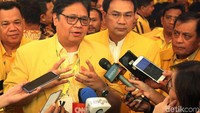 Airlangga terpilih kembali menjadi Ketua Umum Partai Golkar. Airlangga mengatakan akan menawarkan posisi kepada senior Partai Golkar, Luhut Binsar Pandjaitan dan Jusuf Kalla (JK).