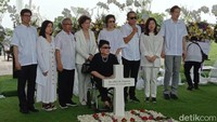 Keluarga besar Ciputra foto bersama usai pemakaman.