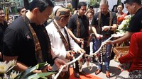 Ahok terlihat ikut memotong untaian melati sebagai tanda peresmian. Selain Ahok, hadir pula CEO PT Fast Food Indonesia, Shivashish Pandey, Direktur PT Fast Food Indonesia, Justinus Dalimin Juwono serta GM KFC Restaurants Asia, Richard Wallis.