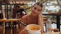 Best Food ever, tulisnya dalam keterangan foto. Dalam foto ini Camila Morrone tengah menikmati santapan lezat ketika mengunjungi Pukhet di Thailand. Foto: Instagram @camilamorrone