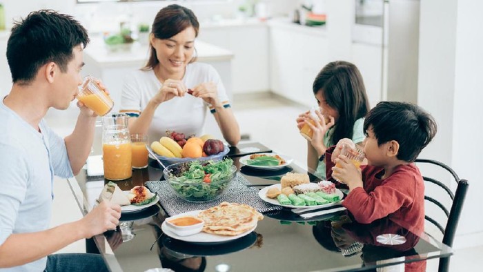 Anak makan happy family eating fresh fruit
