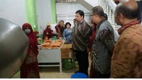 Kami menyimak proses pembuatannya, mulai dari pemotongan singkong untuk bahan keripik, sampai proses pengemasannya, kata Airlangga saat menyambangi usaha keripik singkong asal Padang, Sumatera Barat. Foto: instagram @airlanggahartanto