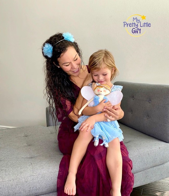 Saya tidak percaya ini sudah satu tahun sejak saya melepas implan payudara saya. Tahun lalu, saya menemukan diri terasa seperti di ambang kematian. Saya berusia 29 tahun merasa seperti saya terjebak dalam tubuh berusia 80 tahun, tulis Sia. Foto: Instagram