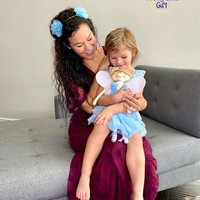 Saya tidak percaya ini sudah satu tahun sejak saya melepas implan payudara saya. Tahun lalu, saya menemukan diri terasa seperti di ambang kematian. Saya berusia 29 tahun merasa seperti saya terjebak dalam tubuh berusia 80 tahun, tulis Sia. Foto: Instagram