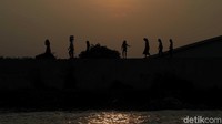 Karena beberapa faktor seperti faktor usia, pondasi yang tidak kuat dan tekanan air laut yang semakin tinggi setiap tahunnya.