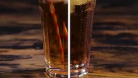 Iklan minuman cola ini gunakan es batu plastik dan semprotan air agar terlihat cantik dan menyegarkan. Foto: Youtube Kerajinan 5 Menit