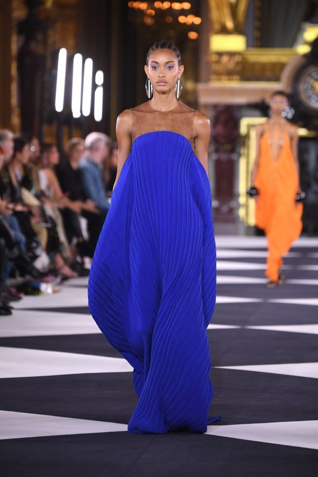 Menyambut tahun baru, Pantone mengukuhkan Classic Blue sebagai warna untuk tahun 2020. Sejumlah rumah mode seperti Balmain dan Stella McCartney menyelipkan busana berwarna ini di koleksi Spring-Summer 2020. Jangan heran bila busana Classic Blue bakal mendominasi 2020. (Foto: Getty Images)