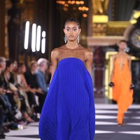 Menyambut tahun baru, Pantone mengukuhkan Classic Blue sebagai warna untuk tahun 2020. Sejumlah rumah mode seperti Balmain dan Stella McCartney menyelipkan busana berwarna ini di koleksi Spring-Summer 2020. Jangan heran bila busana Classic Blue bakal mendominasi 2020. (Foto: Getty Images)