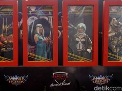 Cosplayer Seksi Meriahkan Final IndiHome eSports League