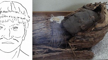 Tato mumi pria Chinchorro di Amerika Selatan menampilkan serangkaian titik-titik hitam di atas bibir atasnya, membuatnya terlihat seperti kumis tipis. Tanda-tanda ini unik karena tidak ada mumi Chinchorro lainnya yang memiliki tato serupa. Sejumlah peneliti percaya bahwa tato pria Chinchorro itu menunjukkan status sosial. Foto: Illustration of Chinchorro man with facial marks, credit Lars Krutak. (R) Head of Chinchorro mummy, Wiki Commons, Pablo Trincado.