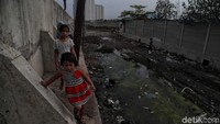 Dalam satu tahun permukaan tanah Jakarta Utara turun sebanyak 12 cm yang diakibatkan dari pemakaian air tanah berlebihan dan bangunan gedung.