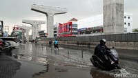 Air yang menggenangi jalan di kawasan Boulevard Kelapa Gading, membuat para pengendara harus berhati-hati saat melintas guna menghindari hal-hal yang tak diinginkan, salah satunya kecelakaan.