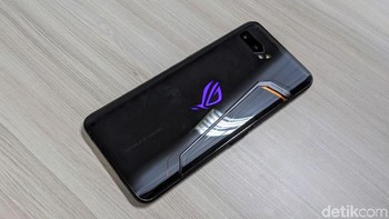Dapur pacunya sendiri ditenagai Snapdragon 855+ berkecepatan 2,96 GHz. Asus menyematkan RAM 8 GB dengan memori internal 128 GB. Foto: Adi Fida Rahman/detikINET