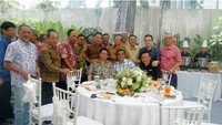 Berpose dulu di tengah pesta ulang tahun usai. Airlangga duduk di tengah rekan-rekannya. Foto ini diambil setelah makan siang. Foto: instagram @airlanggahartanto