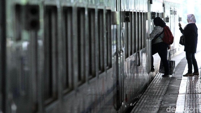 PT Kereta Api Indonesia (KAI) bersiap menyambut masa Angkutan Natal dan Tahun Baru (Nataru) 2019/2020. Mereka menyiapkan tambahan 30 perjalanan kereta per hari.