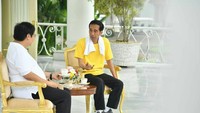  Usai joging, Airlangga dan Jokowi berbincang santai sambil menikmati segelas teh hangat. Dengan santai Airlangga menikmati suguhan minumannya. Foto: instagram @airlanggahartanto