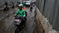 Selain itu, saluran pembuangan air yang tidak berjalan sempurna juga menyebabkan jalan tersebut tergenang air saat hujan mengguyur kawasan itu.