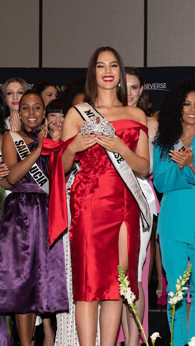 Mahkota Miss Universe 2019 terbilang mewah karena dihiasi 1.770 berlian dengan berat 167 karat. Terdapat pula tiga berlian canary emas yang berasal dari bongkahan batu alam di Botswana, Afrika. Batu berlian canary emas terbesar yang menghiasi bagian tengah memiliki berat 62.83 karat. Tak heran bila harganya mencapai US$ 5 juta atau sekitar Rp 70 miliar. (Foto: Marcus Ingram/Getty Images)