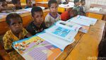 Senangnya Siswa Pedalaman Papua Mendapat Buku