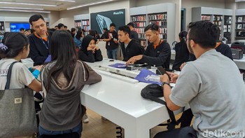 Pun begitu ini tidak mengurangi antusis Apple Fanboy menantikan iPhone resmi di Tanah Air. Setidaknya ini tergambar dari antrean penjualan perdana iPhone 11, iPhone 11 Pro dan iPhone 11 Pro Max di iBox Central Park.  (Foto: detikINET/Adi Fida Rahman)