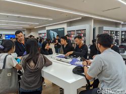 Keramaian Penjualan Perdana iPhone 11 di Indonesia