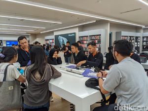 Keramaian Penjualan Perdana iPhone 11 di Indonesia